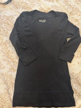 Victoriaโs Secret black vneck top. Size medium.